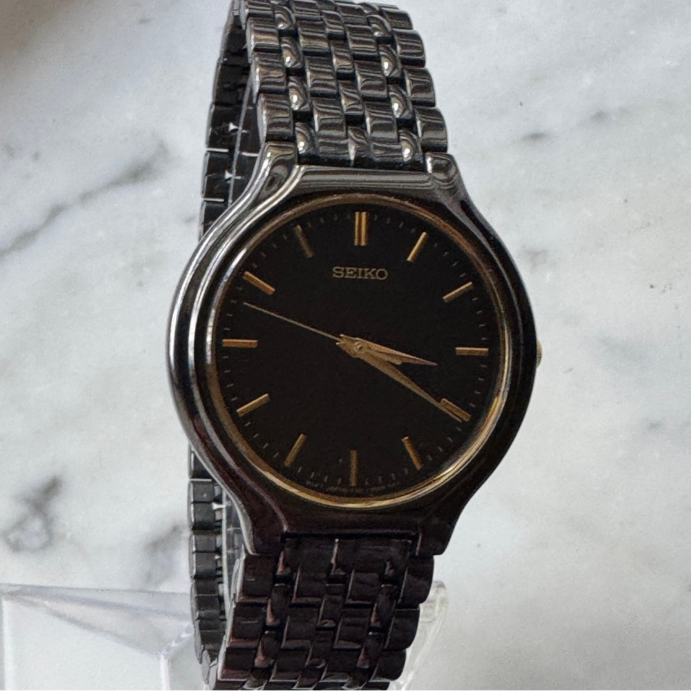 1997 Seiko Black w Goldtone Trim Mens Watch w/ a New Battery